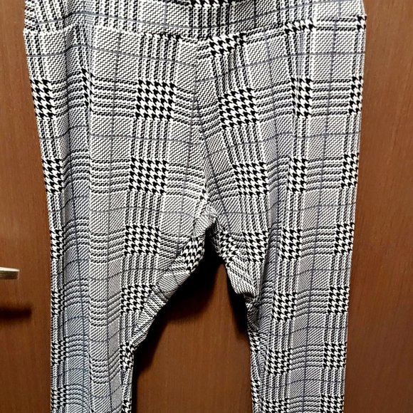 SHEIN Unity Plus Glen Plaid Leggings for Any Occasion - Picture 4 of 5